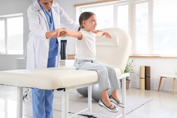 Aktywna terapia skoliozy u dzieci SEAS (Scientific Exercise Approach to Scoliosis) – na czym polega i komu może pomóc?